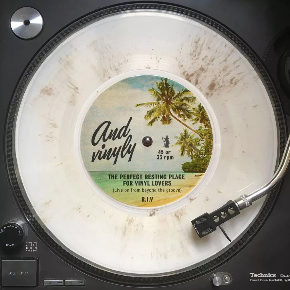 Ashes record and vinyly